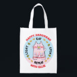 Chanoeka Happy Cat, Licht, Eet, Spin Boodschappentas<br><div class="desc">Chanoeka Happy Cat, Light, Eat, Spin, witte 2-zijdige tas. Alle ontwerpelementen kunnen worden bewerkt. Alle bewerkbare tekst kan worden verwijderd en vervangen door uw eigen bericht. Gebruik uw favoriete lettertype, kleur, grootte en stijl. Gelukkige Chanoeka/Chanoeka! Stijl: Herbruikbare Tas Ga groen en red de planeet met onze herbruikbare boodschappentas! Gemaakt met...</div>