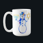 Chanoeka Joodse schattige sneeuwman Menorah Ster v Koffiemok<br><div class="desc">Vier de joodse feestdagen met deze schattige Chanoeka-sneeuwman! Grappige kerstcadeaus voor jongens, meisjes. Koop bijpassende Chanoeka cadeaus voor het hele gezin! Geweldige cadeaus voor kleinkinderen van grootouders. Bubbeh Bubbie Zaydeh Zaydee Grappige Dads Grappig Chanoeka idee voor zoon, dochter. Geweldig idee voor Rabbi en Tempel vrienden. Leuk om naar Chanoeka te...</div>