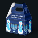 Chanoeka Joodse Sneeuwman Blauwe Menorah Kinderen Bedankdoosjes<br><div class="desc">Personaliseer dit nu! Aangepaste tekst en een ontwerpplezier voor kinderen of volwassenen maken deze kleine gunstboxen pop op uw Chanoeka-feest. Tuck Chanoeka-stickers,  vakantiepotloden en chocoladegordel in elk en gebruik als onderdeel van de tafeldecoraties. Veel meer coördinerende producten zijn beschikbaar met dit schattige Happy Chanoeka sneeuwpop en Menorah ontwerp.</div>