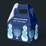 Chanoeka Joodse Sneeuwman Blauwe Menorah Kinderen Bedankdoosjes<br><div class="desc">Personaliseer dit nu! Aangepaste tekst en een ontwerpplezier voor kinderen of volwassenen maken deze kleine gunstboxen pop op uw Chanoeka-feest. Tuck Chanoeka-stickers,  vakantiepotloden en chocoladegordel in elk en gebruik als onderdeel van de tafeldecoraties. Veel meer coördinerende producten zijn beschikbaar met dit schattige Happy Chanoeka sneeuwpop en Menorah ontwerp.</div>