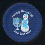 Chanoeka Joodse sneeuwman en Blue Menorah Party Papieren Bordje<br><div class="desc">Deze glimlachende Chanoeka sneeuwman met zijn Ster van David sjaal in helder blauw is klaar om het gejuich naar je Chanoeka feest te brengen. Aangepaste papieren borden maken een briesje schoon. Donkerblauwe strepen en een blauwe Menorah zetten je gepersonaliseerde tekst neer voor een unieke en feestelijke feesttafel. Zorg ervoor dat...</div>