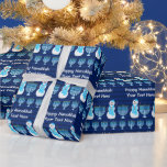 Chanoeka Joodse sneeuwman Menorah personaliseren d Cadeaupapier<br><div class="desc">Festive gepersonaliseerde Happy Hanukkah verpakkingspapier. Blauwe Menorahs en gelukkige sneeuwmannen die blauwe sjaal dragen met een witte ster van David design, hun sneeuwige kleine koppen voorzien van passende Kippahs. Cadeau je Hanukkah cadeautjes in stijl met deze van een soort blauwe stripescadeauomslag. Bekijk de overeenkomende cadeaubonnen zoals cadeautassen, cadeautassen, labels, weefsel,...</div>