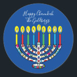 Chanoeka Kleurrijke Menorah Chanoeka Ronde Sticker<br><div class="desc">Kleurrijke, vrolijke Chanoeka, Chanoeka Stickers rond. Veel plezier met het gebruik van deze stickers als taarttoppers, cadeau-labels, envelopzegels, favoriete tassluitingen of wat je festiviteiten ook doet rocken! Personaliseer door tekst te verwijderen en uw eigen woorden toe te voegen, met behulp van uw favoriete lettertypestijl, -grootte en -kleur. Achtergrondkleur kan ook...</div>