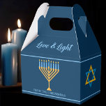 Chanoeka Liefde en Licht Menorah Custom Blue Party Bedankdoosjes<br><div class="desc">Schattigee aangepaste Liefde en Licht Chanoeka partij gunst doos voor Joodse familie geschenken op een Chanoeka partij of een synagoge. Personaliseer met je eigen achternaam of groepsinformatie in het blauw rond de  gouden en blauwe menora.</div>