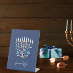 Chanoeka Liefde & Licht Bloemen Menorah Reclamebord Met Voetstuk<br><div class="desc">Chanoeka Liefde & Licht Bloemen Menorah Pedestal Sign. Pas de aangepaste tekst hierboven aan. U kunt extra coördinerende items vinden in ons "Floral Hanukkah Menorah and Dreidel" collectie.</div>