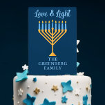 Chanoeka Liefde & Licht Custom Blauw Goud Menorah Cake Topper<br><div class="desc">Schattigee aanpasbare Love and Light cake topper voor een joods familiediner of een Chanoeka feest met een synagoge. Personaliseer deze  Chanoeka taarttopper met je eigen achternaam of groepsinformatie in het blauw onder de  gouden menora.</div>