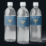 Chanoeka Liefde & Licht Custom Blauw Menorah Party Waterfles Etiket<br><div class="desc">Schattigee aangepaste Liefde en Licht Chanoeka feest waterflesetiketten voor een joodse familie Chanoeka diner viering met een synagoge. Personaliseer dit  accessoire met je eigen achternaam of groepsinformatie in het blauw onder de  gouden menora.</div>