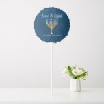 Chanoeka Liefde & Licht Custom Menorah Blauw Feest Ballon<br><div class="desc">Schattigee aangepaste Liefde en Licht Chanoeka feestballon voor een joodse familie Chanoeka diner viering met een synagoge. Personaliseer dit  decor met je eigen achternaam of groepsinformatie in het blauw onder de  gouden menora.</div>