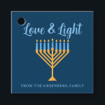 Chanoeka Liefde & Licht Custom Menorah Blauw Feest Bedankjes Labels<br><div class="desc">Schattigee aangepaste Liefde en Licht Chanoeka feest gunst labels voor een joodse familie Chanoeka diner viering met een synagoge. Personaliseer dit  decor met je eigen achternaam of groepsinformatie in het blauw onder de  gouden menora.</div>