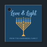 Chanoeka Liefde & Licht Custom Menorah Blauw Feest Bedankjes Labels<br><div class="desc">Schattigee aangepaste Liefde en Licht Chanoeka feest gunst labels voor een joodse familie Chanoeka diner viering met een synagoge. Personaliseer dit  decor met je eigen achternaam of groepsinformatie in het blauw onder de  gouden menora.</div>