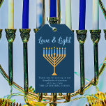 Chanoeka Liefde & Licht Custom Menorah Blauw Feest Cadeaulabel<br><div class="desc">Schattigee aangepaste Liefde en Licht Chanoeka cadeau label voor een joodse familie of een Chanoeka feest met een synagoge. Personaliseer met je eigen achternaam of groepsinformatie in het blauw onder de  gouden menora.</div>