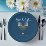 Chanoeka Liefde & Licht Custom Menorah Blauw Feest Papieren Bordje<br><div class="desc">Schattigee aangepaste Liefde en Licht Chanoeka papieren bord voor een joods familiediner of een Chanoeka feest met een synagoge. Personaliseer dit  decor met je eigen achternaam of groepsinformatie in het blauw onder de  gouden menora.</div>