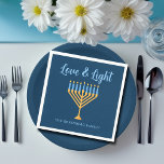 Chanoeka Liefde & Licht Custom Menorah Blauw Feest Servet<br><div class="desc">Schattigee aangepaste Liefde en Licht Chanoeka papieren servet voor een joods familiediner of een Chanoeka feest met een synagoge. Personaliseer dit  decor met je eigen achternaam of groepsinformatie in het blauw onder de  gouden menora.</div>