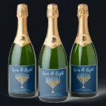 Chanoeka Liefde & Licht Custom Menorah Blauw Feest Sparkling Wijnetiket<br><div class="desc">Schattige aangepaste Liefde en Licht Chanoeka champagneflesje label voor een joodse familie of een Chanoeka feest met een synagoge. Personaliseer met je eigen achternaam of groepsinformatie in het blauw onder de  gouden menora om cadeaus te geven.</div>