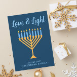 Chanoeka Liefde & Licht Custom Menorah Blauw Goud Feestdagenkaart<br><div class="desc">Schattigee aangepaste Liefde en Lichte Chanoeka kaart voor een joodse familie of een Chanoeka feest met een synagoge. Personaliseer met je eigen achternaam of groepsinformatie in het blauw onder de  gouden menora.</div>