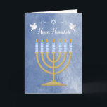 Chanoeka met Menorah en witte duiven Feestdagen Kaart<br><div class="desc">Deze begroeting voor een gelukkige Chanoeka heeft een goudkleurige menora met blauw-wit gestreepte kaarsen met vlammen. Bovenaan staan twee witte duiven en een witte Davidster tegen een blauw getinte gevlekte achtergrond. (Enkele elementen ©AMB Illustrations.)</div>
