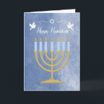 Chanoeka met Menorah en witte duiven Feestdagen Kaart<br><div class="desc">Deze begroeting voor een gelukkige Chanoeka heeft een goudkleurige menora met blauw-wit gestreepte kaarsen met vlammen. Bovenaan staan twee witte duiven en een witte Davidster tegen een blauw getinte gevlekte achtergrond. (Enkele elementen ©AMB Illustrations.)</div>