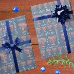 Chanoeka Rustic Menorah Love Light Voeg een naam t Cadeaupapier<br><div class="desc">Creëer je eigen designer Chanoeka wrapping papier gepersonaliseerd met jouw naam en dit feestelijke moderne typografie ontwerp en rustieke faux wood menorahs thema op donkerblauw. U kunt uw familienaam of de naam van een kind in lichtblauw toevoegen met de sjabloon Eenvoudig te bewerken tekst. Vette typografie in lichtblauw omvat Liefde,...</div>