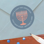 Chanoeka rustieke Menorah adres of feestje gunst Ronde Sticker<br><div class="desc">Zo gemakkelijk te personaliseren, deze Chanoeka ronde stickers kunnen op zoveel manieren worden gebruikt voor uw Festival of Lights-vieringen. De achtergrond van deze Chanoeka stickers is een rijke traditionele blauw met een rustieke faux houtnerf textuur menorah in het centrum. Twee sets gebogen tekst in lichtblauw kunnen worden gepersonaliseerd met behulp...</div>