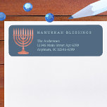 Chanoeka rustieke Menorah chique elegante vakantie Etiket<br><div class="desc">Gepersonaliseerde Chanoeka retour adreslabels zijn een chique manier om je Festival of Lights kaarten en Chanoeka party uitnodiging mailings aan te kleden. Gelegen op een rijke blauwe achtergrond, een faux wood menorah links van het adreslabel combineert het traditionele met het elegante, samen met een vleugje rustieke charme. De tekst sjabloon...</div>