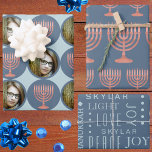 Chanoeka rustieke Menorah feestelijke vakantie fot Inpakpapier Vel<br><div class="desc">Personaliseer deze aangepaste Chanoeka cadeauverpakking met uw foto en de naam van een kind voor een soort inpakpapier voor uw Festival Of Lights-viering. Het drie vellen assortiment begint met Blad 1 en uw favoriete foto omlijst in blauw met afwisselend donkerblauwe cirkels met een faux wood menorah binnen elk, allemaal op...</div>