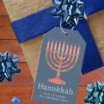 Chanoeka rustieke Menorah plezier grillig modern Cadeaulabel<br><div class="desc">Gepersonaliseerde Chanoeka cadeau-labels voegen een aangepaste touch toe aan uw vakantievieringen en dit rustieke faux wood menorah-ontwerp op rijke diepblauw combineert het grillige met modern op een heerlijk leuke manier. Voeg jouw naam toe in een lichtblauw lettertype aan de onderkant van deze aangepaste geschenk labels of wissel dat uit met...</div>