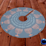 Chanoeka Rustieke Menorah Schattige Blauw Chrismuk Kerstboom Rok<br><div class="desc">Creëer de perfecte gepersonaliseerde Chanoeka boomrok met uw aangepaste tekst en een reeks rustieke faux redwood menora's die de grens van deze rijke blauwe rok omcirkelen. Of je nu een hippe Chanoeka-struik hebt of een beetje Chanoeka wilt toevoegen aan de kerstinrichting, gemengde families zullen deze knik naar interreligieuze feestdagen geweldig...</div>