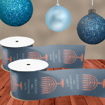 Chanoeka rustieke Menorah Schattige lichtfestival Satijnen Lint<br><div class="desc">Creëer uw eigen gepersonaliseerde lint voor Chanoeka geschenken met dit eenvoudig te gebruiken sjabloon ontwerp met een rustieke menora en uw aangepaste tekst. Het eenvoudige patroon op een rijke diepblauwe achtergrond is opgebouwd uit faux redwood stijl menorah's afwisselend met maximaal vier regels tekst in een lichtblauw lettertype waar u jouw...</div>
