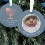 Chanoeka rustieke Menorah Schattigee dubbelzijdige Ornament<br><div class="desc">Personaliseer dit dubbelzijdige foto ornament in donkerblauw met een faux houtnerf menorah als een leuke custom My First Chanoeka of Our First Chanoeka aandenken. Voeg je foto toe aan de voorkant waar deze wordt bijgesneden in een rond afbeelding met een lichtblauw lijst op een achtergrond van donkerblauw. Personaliseer de gebogen...</div>