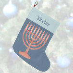 Chanoeka Rustieke Menorah Schattigee Kinder Chrism Grote Kerstsok<br><div class="desc">Voor kinderen in gemengde gezinnen brengen deze gepersonaliseerde Chanoeka "Kerstmis" kousen het geloof bij elkaar. Ontworpen met een rijke donkerblauwe achtergrond en een gedrukt bleek lichtblauw "manchet" ontwerp deze vakantiekousen zijn voorzien van een faux wood menorah en de naam van het kind (of volwassenen!) gedrukt in donkerblauw aan de bovenkant....</div>