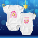 Chanoeka Schattigee gepersonaliseerde Menorah Rain Romper<br><div class="desc">Personaliseer deze baby's eerste Chanoeka regenboog Menorah Chanoeka. Hanukkah Baby Bodysuit. Het populaire Rainbow-ontwerp dat omslaat om een vrolijke Chanoeka / Chanoeka-menora op de Reverse te worden, zal zeker iedereen aan het lachen maken! Dit schattige cadeau is een leuke manier om een nieuwe baby en de feestdag van Chanoeka te...</div>