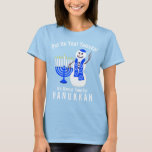 Chanoeka Snowman Schattige Zet je Yamuka Funny op T-shirt<br><div class="desc">Trek je yamuka aan, het is bijna tijd voor HANUKKAH! Dit grappige vakantie-T-shirt is voorzien van mijn schattige sneeuwman gekleed in een Star Of David-sjaal en coördinerend Yamuka in koninklijk blauw met een bijpassende menora met witte kaarsen. Mijn originele artwork en grappige tekst maken dit t-shirt een leuke toevoeging aan...</div>