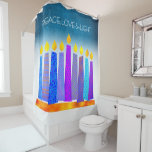 Chanoeka Turquoise Kaarsen Boho Vrede Liefde Licht Douchegordijn<br><div class="desc">"Vrede, liefde & licht." Een speelse, moderne, kunstzinnige illustratie van boho patroonkaarsen in een menora helpt je de vakantie van Chanoeka in te luiden. Verschillende blauwe kaarsen met kleurrijke faux folie patronen bedekken een turquoise getextureerde gradiënt naar witte achtergrond. Voel de warmte en vreugde van het vakantieseizoen wanneer u dit...</div>