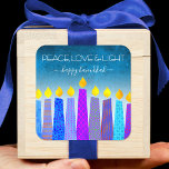 Chanoeka Vrede Liefde Blauwe Boho Kaarsen Turquois Vierkante Sticker<br><div class="desc">"Vrede, liefde en licht." Een speelse, moderne, artsachtige illustratie van boho patroonkaarsen helpt je te gebruiken in de vakantie van Hanukkah. Toegewezen blauwe kaarsen met kleurrijke faux folie patronen bedekken een turkooisgradiënt tot witte getextureerde achtergrond. Voel de warmte en de vreugde van het vakantieseizoen als je deze prachtige, kleurrijke, persoonlijke...</div>
