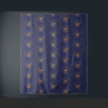 CHANUKA | Menora | Drieidel | DAVIDSSTER Wandkleed<br><div class="desc">Stijlvolle, elegante achtergrond met HANUKKA SEGEN voor uw FEESTDAG fotostudio. Het ontwerp toont een goudkleurige MENORA met meerkleurige DAVIDSSTER en zilvergrijze DREIDEL. Bovenaan staat gebogen tekst met BARUCH ATAH, ADONAI (Gezegend zijt Gij, o God) en onder de tekst staat HANUKKA SEGEN plus een invulnaam. De achtergrondkleur is middernachtblauw. Overeenkomstige artikelen...</div>