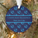 CHANUKAH BLESSINGS Gepersonaliseerd Dreidel Blue C Ornament<br><div class="desc">Stijlvolle, elegante vormgeving voor uw HANUKKAH decor. Het ontwerp shows een cyaandroomdruk in een betegeld patroon met klantgerichte placeholder tekst die u met uw eigen keus van groet en tekst kunt vervangen. Het kleurenschema is middernacht blauw en cyaan. Andere versies zijn beschikbaar. Overeenkomende items kunnen worden gevonden in het HANUKKAH-Collectie...</div>