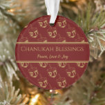 CHANUKAH BLESSINGS Gepersonaliseerd Dreidel Bourgo Ornament<br><div class="desc">Stijlvol, elegant ornament voor uw HANUKKAH-decor. Ontwerp shows een goudkleurige dreidel print in een tegelpatroon met aanpasbare plaatsaanduiding tekst die u kunt vervangen door uw eigen keuze van begroeting en tekst. Het kleurenschema is bordeauxrood en goud. Andere versies zijn beschikbaar. Bijpassende items zijn te vinden in het HANUKKAH Collectie door...</div>