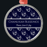 CHANUKAH BLESSINGS Gepersonaliseerd | Dreidel GRAY Metalen Ornament<br><div class="desc">Stijlvolle, elegante vormgeving voor uw HANUKKAH decor. De shows van het ontwerp een SILVER GRAY droodel in een betegeld patroon met klantgerichte placeholder tekst die u met uw eigen keus van groet en tekst kunt vervangen. Het kleurenschema is middernacht blauw en SILVER GRAY. Andere versies zijn beschikbaar. Overeenkomende items kunnen...</div>