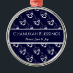 CHANUKAH BLESSINGS Gepersonaliseerd | Dreidel GRAY Metalen Ornament<br><div class="desc">Stijlvolle, elegante vormgeving voor uw HANUKKAH decor. De shows van het ontwerp een SILVER GRAY droodel in een betegeld patroon met klantgerichte placeholder tekst die u met uw eigen keus van groet en tekst kunt vervangen. Het kleurenschema is middernacht blauw en SILVER GRAY. Andere versies zijn beschikbaar. Overeenkomende items kunnen...</div>