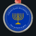 CHANUKAH BLESSINGS | Menorah | Hanukkah Metalen Ornament<br><div class="desc">Stijlvol Cobalt Blue CHANUKAH BLESSINGS Metaal Ornament met faux Silver Star van David in een betegeld patroon op de achtergrond, en een faux gouden menorah in het midden. De tekst leest KANUKAH BLESSINGS VAN ONZE HUIS AAN U en is , zodat kunt u het bericht wijzigen zoals gewenst, of met...</div>