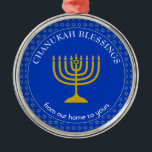 CHANUKAH BLESSINGS | Menorah | Hanukkah Metalen Ornament<br><div class="desc">Stijlvol Cobalt Blue CHANUKAH BLESSINGS Metaal Ornament met faux Silver Star van David in een betegeld patroon op de achtergrond, en een faux gouden menorah in het midden. De tekst leest KANUKAH BLESSINGS VAN ONZE HUIS AAN U en is , zodat kunt u het bericht wijzigen zoals gewenst, of met...</div>