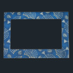 Chanukah Chanukah Magnetisch Lijstje<br><div class="desc">5 x 7-inch magnetisch lijst met een afbeelding zilverdrogers en lichtblauwe zilvermenorahs. Biedt een foto van 4 x 6 inch. Zie bijpassende vierkante magneet. Zie het volledige collectie van de Magnet van Hanukkah onder de categorie van het Huis in de sectie van FEESTDAGEN.</div>