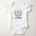 Chanukah Cute Personalized HEBREW Menorah Rainbow Romper<br><div class="desc">Pas de Eerste Chanoeka van deze baby aan. Hanukkah Baby Bodysuit. Het populaire ontwerp van de regenboog dat omdraait om een vrolijke Hanukkah/Chanoekah-menorah op de Omgekeerde is zeker dat iedereen zal glimlachen! Dit schattige geschenk is een leuke manier om een nieuwe baby en de Holiday of Hanukkah te vieren. Alle...</div>