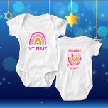 Chanukah Cute Personalized HEBREW Menorah Rainbow Romper<br><div class="desc">Personaliseer deze baby's eerste Chanoeka regenboog Menorah Chanoeka. Hanukkah Baby Bodysuit. Het populaire Rainbow-ontwerp dat omslaat om een vrolijke Chanoeka / Chanoeka-menora op de Reverse te worden, zal zeker iedereen aan het lachen maken! Dit schattige cadeau is een leuke manier om een nieuwe baby en de feestdag van Chanoeka te...</div>