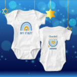 Chanukah Cute Personalized HEBREW Menorah Rainbow Romper<br><div class="desc">Personaliseer deze baby's eerste Chanoeka regenboog Menorah Chanoeka. Hanukkah Baby Bodysuit. Het populaire Rainbow-ontwerp dat omslaat om een vrolijke Chanoeka / Chanoeka-menora op de Reverse te worden, zal zeker iedereen aan het lachen maken! Dit schattige cadeau is een leuke manier om een nieuwe baby en de feestdag van Chanoeka te...</div>