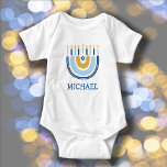 Chanukah Cute Personalized Menorah Rainbow Baby B Romper<br><div class="desc">Pas de Eerste Chanoeka van deze baby aan. Hanukkah Baby Bodysuit. Het populaire ontwerp van de regenboog dat omdraait om een vrolijke Hanukkah/Chanoekah-menorah op de Omgekeerde is zeker dat iedereen zal glimlachen! Dit schattige geschenk is een leuke manier om een nieuwe baby en de Holiday of Hanukkah te vieren. Alle...</div>