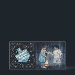 Chanukah Dreidel Pinrad Feestdagenkaart<br><div class="desc">Happy Holiday, Hanukkah/Chanukah-fotokaart, "Dreidel Pinwheels" Glossy, fotokaart met witte envelop. Personaliseer je door foto en tekst te vervangen: "Happy Chanukah! Veel liefde, de Blumbergs" Pas de tekst aan door uw favoriete doopvontstijl, kleur, en grootte te kiezen. Pas opnieuw aan, resize en herwoord om ontwerpelementen, foto, donkere rechthoek en bericht aan...</div>