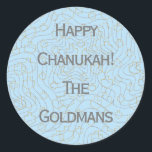 Chanukah "Dreidels/Stars/Blue"-selectieronde Ronde Sticker<br><div class="desc">Chanukah/Hanukkah "Dreidels and Stars/Blue" Stickers Round. Silver en Gold "Dreidels and Stars" Veel plezier met het gebruik van deze stickers als taarttoppers, cadeautjes voor labels, voordelige sluitingen of wat voor rotsen je feestjes ook mogen zijn! Personaliseer u door "Happy Chanukah The Goldmans" te verwijderen en uw eigen woorden toe te...</div>