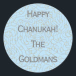 Chanukah "Dreidels/Stars/Blue"-selectieronde Ronde Sticker<br><div class="desc">Chanukah/Hanukkah "Dreidels and Stars/Blue" Stickers Round. Silver en Gold "Dreidels and Stars" Veel plezier met het gebruik van deze stickers als taarttoppers, cadeautjes voor labels, voordelige sluitingen of wat voor rotsen je feestjes ook mogen zijn! Personaliseer u door "Happy Chanukah The Goldmans" te verwijderen en uw eigen woorden toe te...</div>
