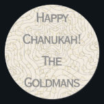 Chanukah/Hanukkah "Dreidels/Stars" Stickers Round<br><div class="desc">Chanoeka/Hanukkah "Dreidels and Stars" Stickers Round. Silver en Gold "Dreidels and Stars" Veel plezier met het gebruik van deze stickers als taarttoppers, cadeautjes voor labels, voordelige sluitingen of wat voor rotsen je feestjes ook mogen zijn! Personaliseer u door "Happy Chanukah The Goldmans" te verwijderen en uw eigen woorden toe te...</div>